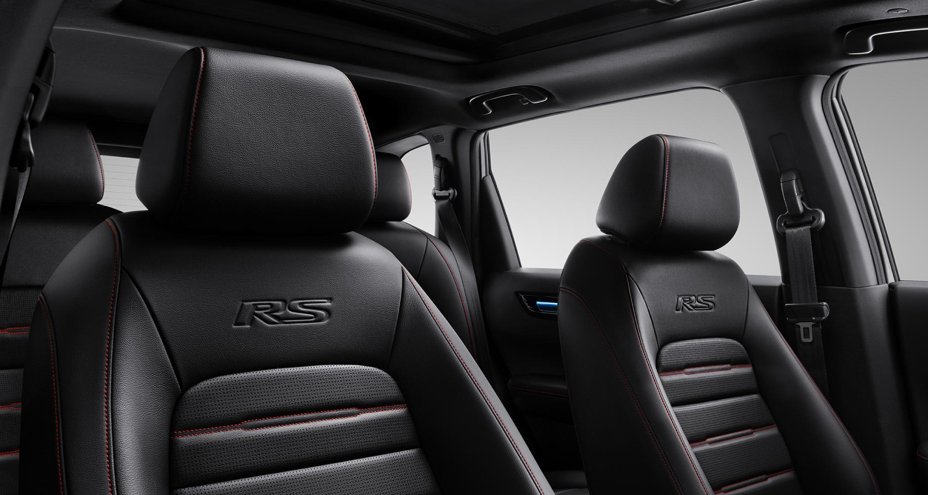 Ghế da thể thao cao cấp với điểm nhấn logo RS trên hàng ghế trước, kết hợp chỉ đỏ xuyên suốt (e:HEV RS).